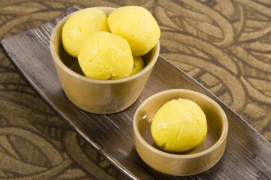Rajbhog veya Yellow Bengali Rasgulla veya Cham Cham - Hindistan Tatlısı