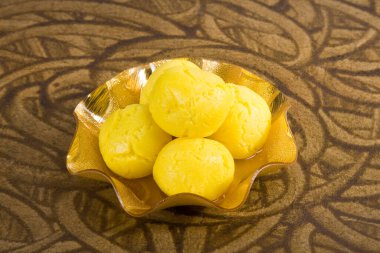 Rajbhog veya Yellow Bengali Rasgulla veya Cham Cham - Hindistan Tatlısı