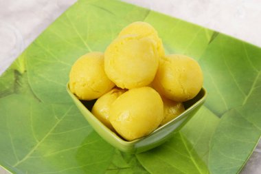 Rajbhog veya Yellow Bengali Rasgulla veya Cham Cham - Hindistan Tatlısı
