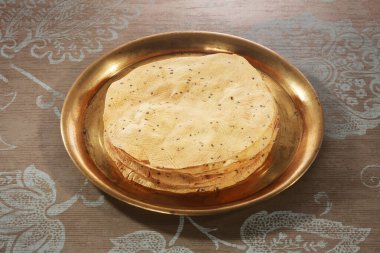 Moong Dal Pappad veya Masala Pappad Hint Desi çerezi.