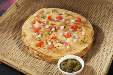 Moong Dal Pappad ya da Masala Pappad yanında sebze ve Hint Desi çerezi.