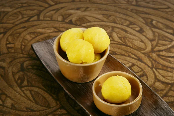 Rajbhog veya Yellow Bengali Rasgulla veya Cham Cham - Hindistan Tatlısı