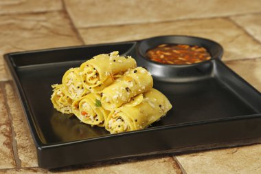 Gujarati Khandvi ya da buğulanmış Gram un çerezi - Hint yemeği