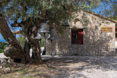 Volimes köyü Anafonitria Manastırı / Zakynthos - 27 Eylül 2021: Turistik sezon endosu, turistler olmadan gezi, ağaçta çanlar