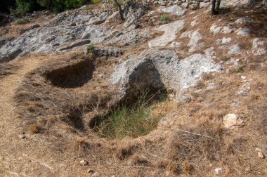 Kambi kasabasına giden yol kenarındaki Miken mezarlığı, turistlerin ilgi duyduğu bir yer.