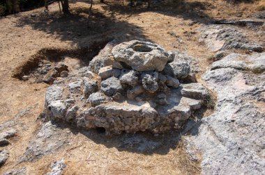 Kambi kasabasına giden yol kenarındaki Miken mezarlığı, turistlerin ilgi duyduğu bir yer.