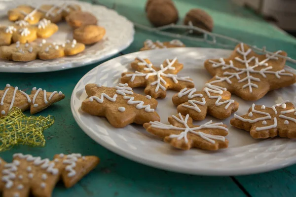 Gemalte Traditionelle Weihnachts Lebkuchen Arrangiert Auf Weißen Tellern Auf Altem — Stockfoto