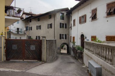 Varignano, Arco, İtalya - 3 Haziran 2022 İnanılmaz dar sokaklar eski dağ evleri, İtalyan Alplerinde yaşam tarzı