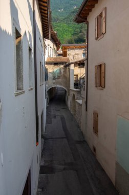 Varignano, Arco, İtalya - 2 Haziran 2022 İtalyan Alpleri 'nde inanılmaz dar sokaklar.