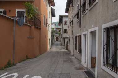 Varignano, Arco, İtalya - 3 Haziran 2022 İnanılmaz dar sokaklar eski dağ evleri, İtalyan Alplerinde yaşam tarzı