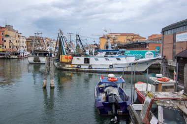 Chioggia / ITALY - 8 Haziran 2022: Eski tarihi kent binalarıyla çevrili balıkçı tekneleri limanı