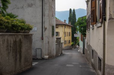 Varignano, Arco, İtalya - 3 Haziran 2022 İnanılmaz dar sokaklar eski dağ evleri, İtalyan Alplerinde yaşam tarzı