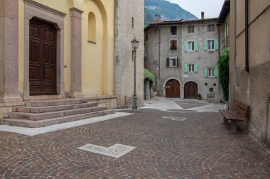 Varignano, Arco, İtalya - 3 Haziran 2022 İnanılmaz dar sokaklar eski dağ evleri, İtalyan Alplerinde yaşam tarzı