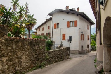 Varignano, Arco, İtalya - 3 Haziran 2022 İnanılmaz dar sokaklar eski dağ evleri, İtalyan Alplerinde yaşam tarzı