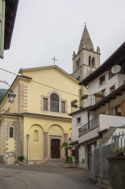 Varignano, Arco, İtalya - 3 Haziran 2022 İnanılmaz dar sokaklar eski dağ evleri, İtalyan Alplerinde yaşam tarzı