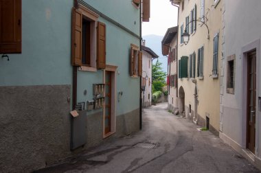 Varignano, Arco, İtalya - 3 Haziran 2022 İnanılmaz dar sokaklar eski dağ evleri, İtalyan Alplerinde yaşam tarzı