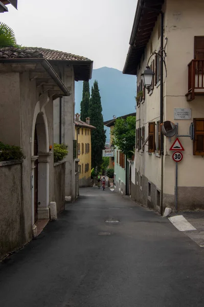 Varignano, Arco, İtalya - 3 Haziran 2022 İnanılmaz dar sokaklar eski dağ evleri, İtalyan Alplerinde yaşam tarzı