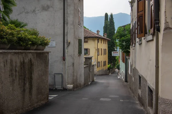 Varignano, Arco, İtalya - 3 Haziran 2022 İnanılmaz dar sokaklar eski dağ evleri, İtalyan Alplerinde yaşam tarzı