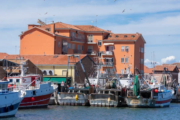 Chioggia Italia Junio 2022 Puerto Para Barcos Pesqueros Rodeados Edificios —  Fotos de Stock