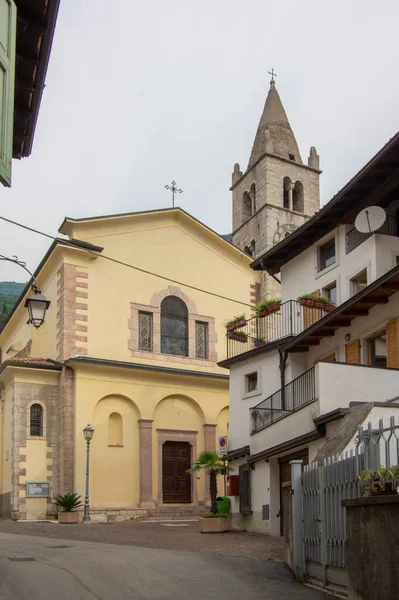 Varignano, Arco, İtalya - 3 Haziran 2022 İnanılmaz dar sokaklar eski dağ evleri, İtalyan Alplerinde yaşam tarzı