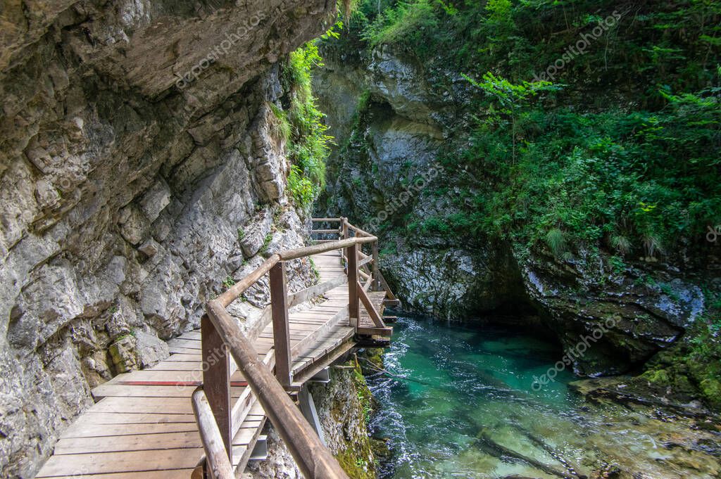 Garganta Vintgar increíble cayon con río, rocas y naturaleza, caminos