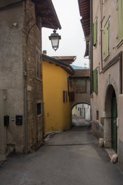 Varignano, Arco, İtalya - 3 Haziran 2022 İnanılmaz dar sokaklar eski dağ evleri, İtalyan Alplerinde yaşam tarzı