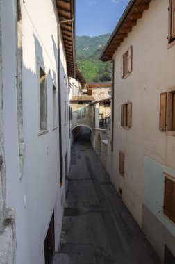 Varignano, Arco, İtalya - 2 Haziran 2022 İtalyan Alpleri 'nde inanılmaz dar sokaklar.