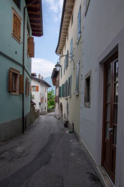 Varignano, Arco, İtalya - 1 Haziran 2022: Eski dağ evleri ile şaşırtıcı dar sokaklar, İtalya Alplerinde yaşam tarzı