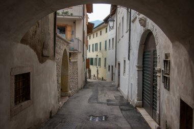 Varignano, Arco, İtalya - 3 Haziran 2022 İnanılmaz dar sokaklar eski dağ evleri, İtalyan Alplerinde yaşam tarzı