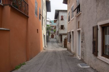 Varignano, Arco, İtalya - 3 Haziran 2022 İnanılmaz dar sokaklar eski dağ evleri, İtalyan Alplerinde yaşam tarzı