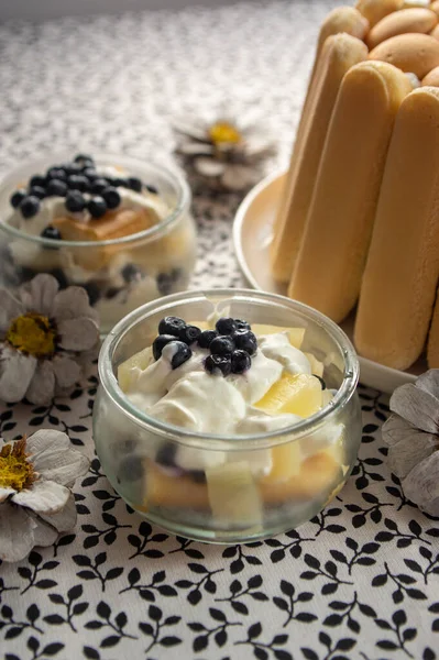 Köstliches Sommer Dessert Mit Schlagsahne Und Saurer Sahne Überzogen Mit — Stockfoto