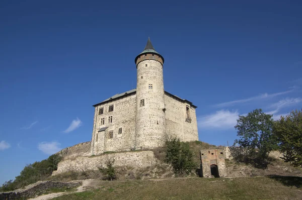 Pictoresqueチェコの古い歴史的な公共の城丘の上にあるKunettika Hora 日当たりの良い青空 — ストック写真