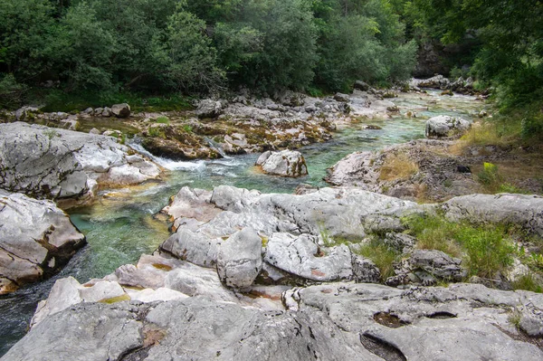 계곡의 놀라운 골짜기를 흐르는 청록색 물줄기 스톡 이미지