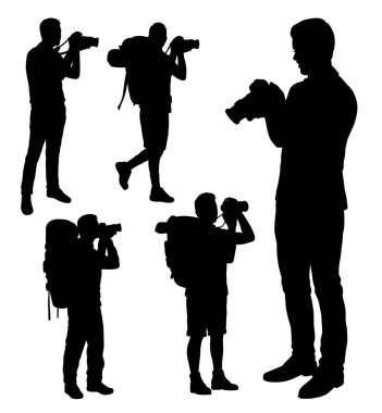 Erkek fotoğrafçı siyah siluet poz veriyor