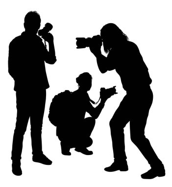 Erkek ve kadın fotoğrafçı siyah siluet pozu veriyor.