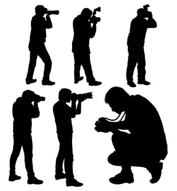 Erkek ve kadın fotoğrafçı siyah siluet pozu veriyor.