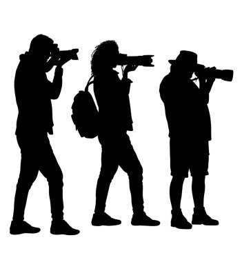 Erkek ve kadın fotoğrafçı siyah siluet pozu veriyor.