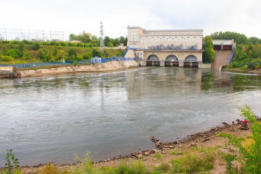 Narva hidroelektrik santrali, Ivangorod kentindeki Narva Nehri üzerinde yer almaktadır ve baraj Estonya topraklarında yer almaktadır.. 