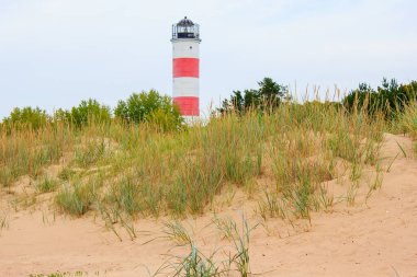 1957 'de Narva Joesuu kasabası yakınlarındaki Finlandiya Körfezi' nin kumlu sahiline kırmızı-beyaz deniz feneri inşa edildi.. 