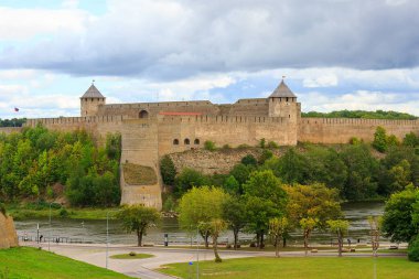 Rusya 'daki Narva Nehri' nin yanındaki Ivangorod Kalesi.