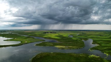 Yağmurlu doğa manzarası. Çiftlik robotunun üzerindeki bulutlar. Göl ve nehir manzaralı bulutlu bir manzara.