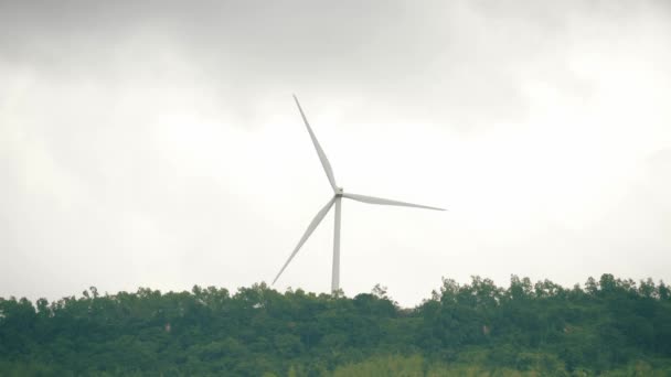 Uma Única Turbina Eólica Borda Montanha Layout Meio — Vídeo de Stock