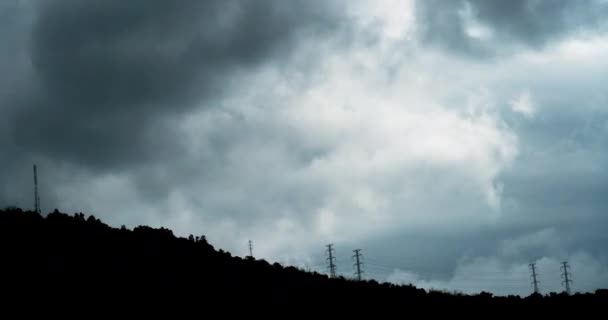 Dunkler Himmel Wolkenhintergrund Epischer Sturm Hinter Silhouette Der Kante Beibehalten — Stockvideo