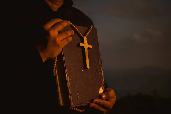 Öppen Helig Bibel Och Träkors Medöppen Helig Bibel Och Trä — Stockfoto