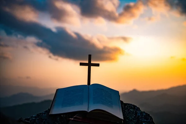 Aberto Bíblia Sagrada Cruz Madeira Comopen Bíblia Sagrada Madeira — Fotografia de Stock