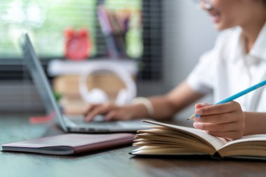 Eğitim konsepti. Evde kitap okuyan genç bir kızın portresi. Kitap okuyorum. Eğitim kavramı.