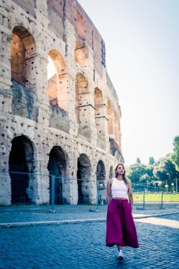 Roma kolezyumunun yanında poz veren genç bir kadın. Yüksek kalite fotoğraf