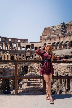 Roma kolezyumunun yanında poz veren genç bir kadın. Yüksek kalite fotoğraf