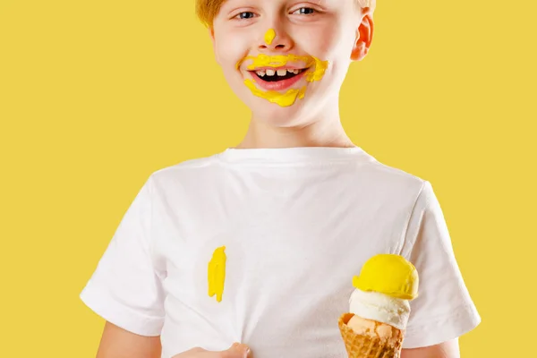 Веселый Мальчик Показывает Смотрит Камеру Пятно Мороженого Белой Футболке Одежда — стоковое фото