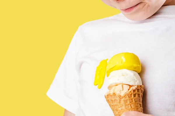 Çocuk Dondurma Döktü Beyaz Tişörtte Kirli Bir Dondurma Lekesi Kıyafetler — Stok fotoğraf